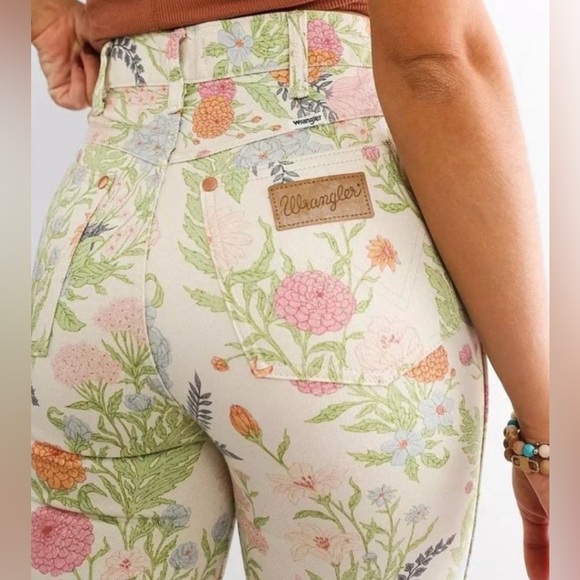 Rare Wrangler Wanderer 626 Vintage Wildflower High Rise Flares Jeans - Picture 2 of 4